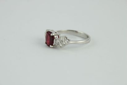 Bague en or gris18K (750/1000) centrée d'un...