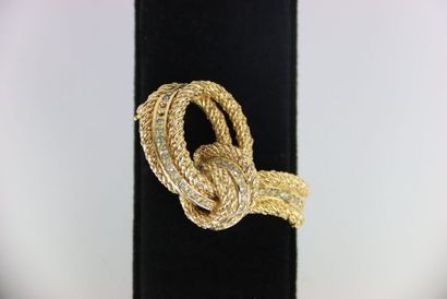 CHRISTIAN DIOR. Broche en métal doré en forme...