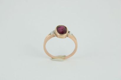 Bague en or rose 18K (750/1000) centrée d'un...