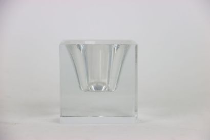 BACCARAT. Vide poche en cristal. Signé. Dimensions...