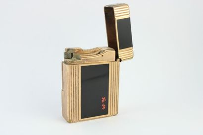 DUPONT
Briquet en plaqué or laque noir et...