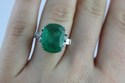 Bague en or gris 18K (750/1000) de style...