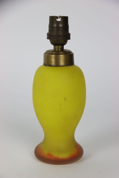 Réunion d'une tulipe en verre marmoréen signée...