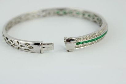 Bracelet jonc en or gris 18K (750/1000) orné...