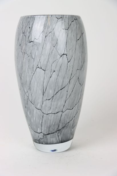 Important vase en verre soufflé à motif en...