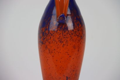 MURANO (dans le goût de). Vase en verre orange...