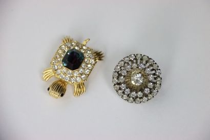 Set of costume jewelry including a brooch...