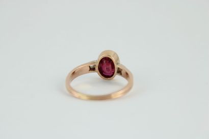Bague en or rose 18K (750/1000) centrée d'un...