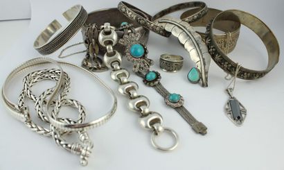 Lot comprenant : 
- Un bracelet en argent...