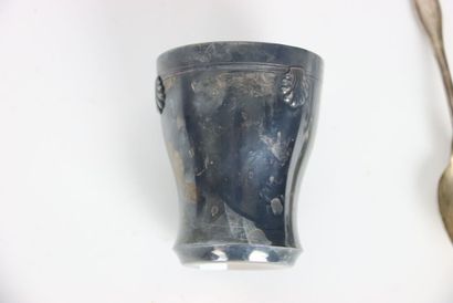 Réunion d'une timbale, d'un bracelet et d'une...