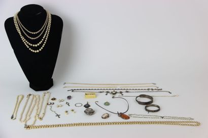 Lot de bijoux fantaisie en métal et argent...