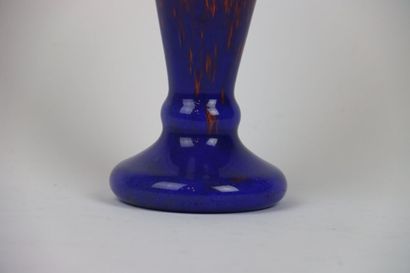 MURANO (dans le goût de). Vase en verre orange...