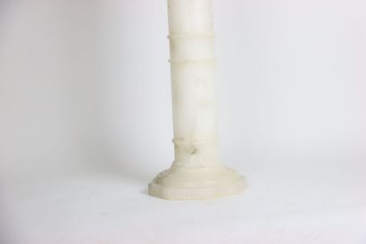 Importante colonne en albâtre sur huit éléments...