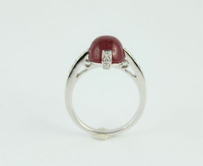 Bague en or gris 18K (750/1000) centrée d'un...