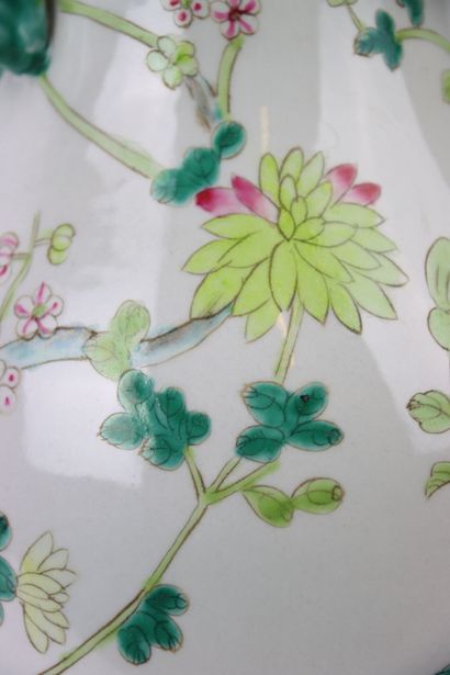 CHINA. Porcelain vase with polychrome decoration...
