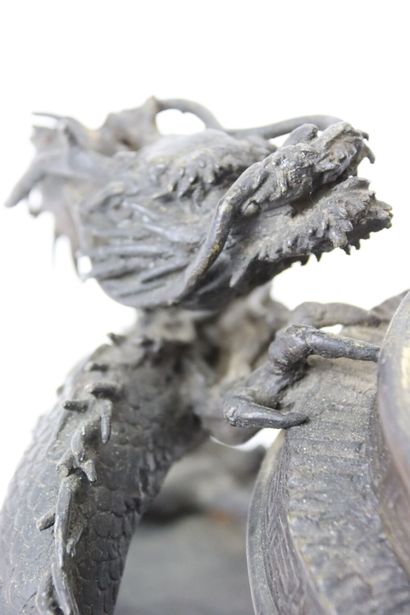 JAPAN. Bronze brazier decorated with dragons...
