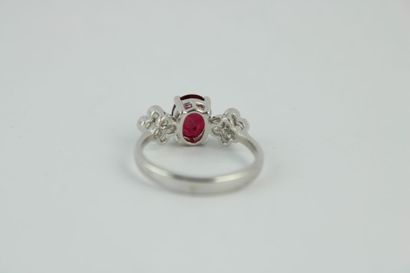 Bague en or gris18K (750/1000) centrée d'un...
