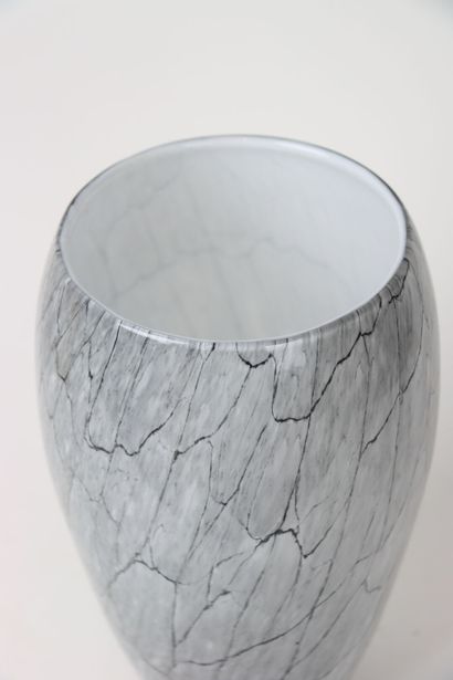 Important vase en verre soufflé à motif en...