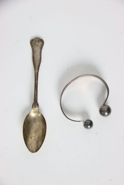 Réunion d'une timbale, d'un bracelet et d'une...