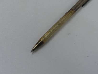 DUPONT. Réunion d'un briquet en métal argenté...