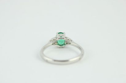 Bague en or gris 18K (750/1000) centrée d'une...
