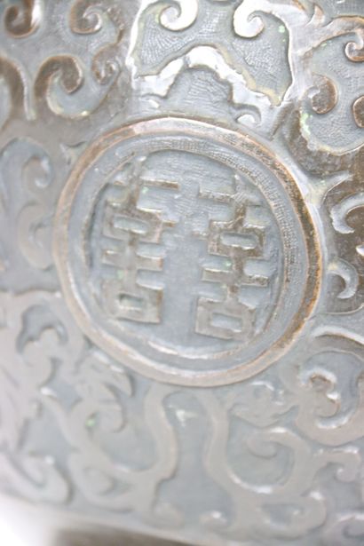 JAPAN, Bronze vase decorated with royal scenes...