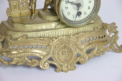 Pendule en bronze doré à décor de jeune galant...