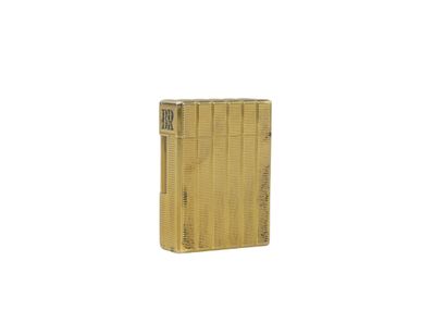 DUPONT. Briquet en métal doré, monogramme...