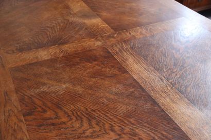 Grande table en chêne supportée par des pieds...