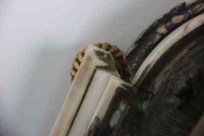 Horloge en régule à base de marbre. Les tourterelles...