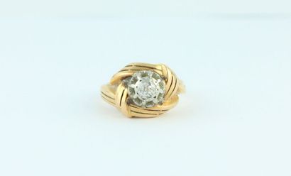 18K (750/1000) yellow gold ring centered...