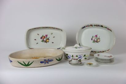 Meeting of earthenware dishes composed of...