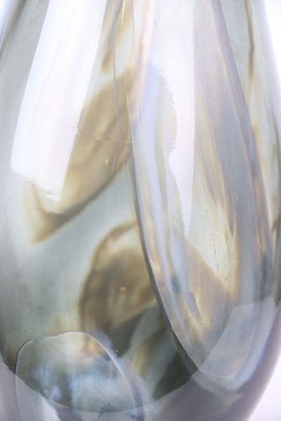 Vase en verre soufflé aux couleurs tourmentées...