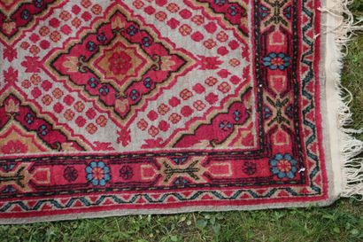 Tapis. Galerie Samarkande ( sinkiang). Frontière...