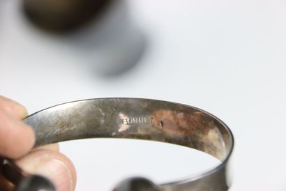 Réunion d'une timbale, d'un bracelet et d'une...
