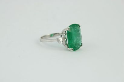 Bague en or gris 18K (750/1000) de style...