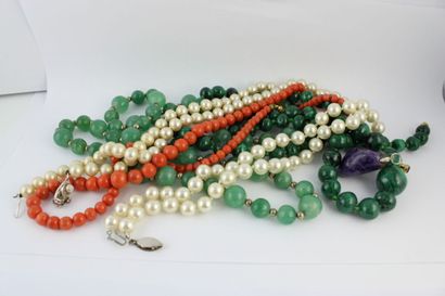 Lot de 5 colliers dont corail, malachite,...