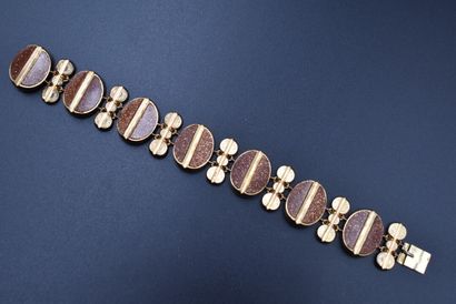 Bracelet en plaqué or à décor de sept médaillons...
