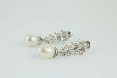 Paire de boucles d'oreille en or gris 18K...