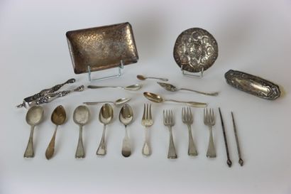 Une brosse, deux élements sculptés, une pince...