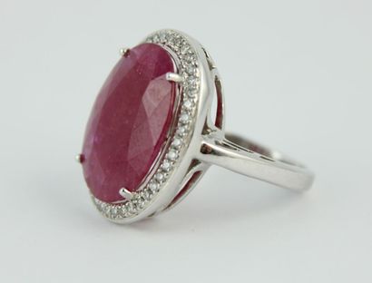 Bague en or gris18K (750/1000) orné d'un...
