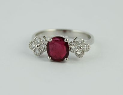 Bague en or gris18K (750/1000) centrée d'un...