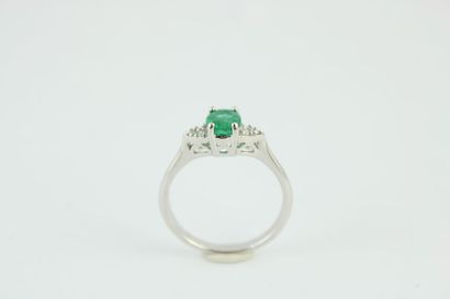 Bague en or gris 18K (750/1000) centrée d'une...
