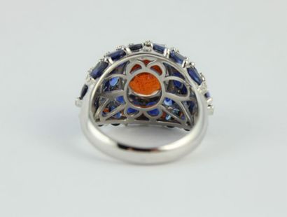 Bague en or gris 18K (750/1000) de forme...