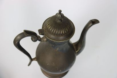 Réunion de deux théières balustres et d'une...