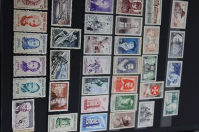 Lot de timbres comprenant un album, trois...