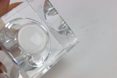 BACCARAT. Vide poche en cristal. Signé. Dimensions...
