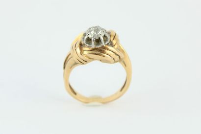 18K (750/1000) yellow gold ring centered...