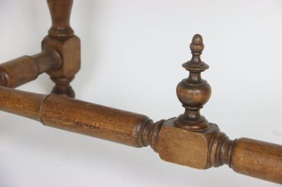 Table en bois mouluré, entretoise en « H...