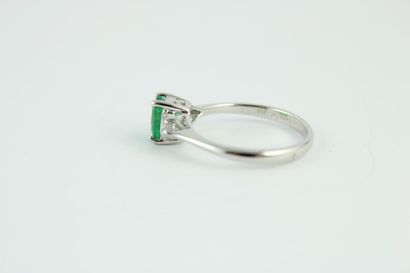 Bague en or gris 18K (750/1000) centrée d'une...